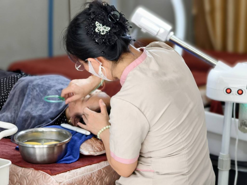 Kỹ thuật viên HG Mộc Bản thực hiện bước làm sạch sâu trong chu trình chăm sóc da mặt