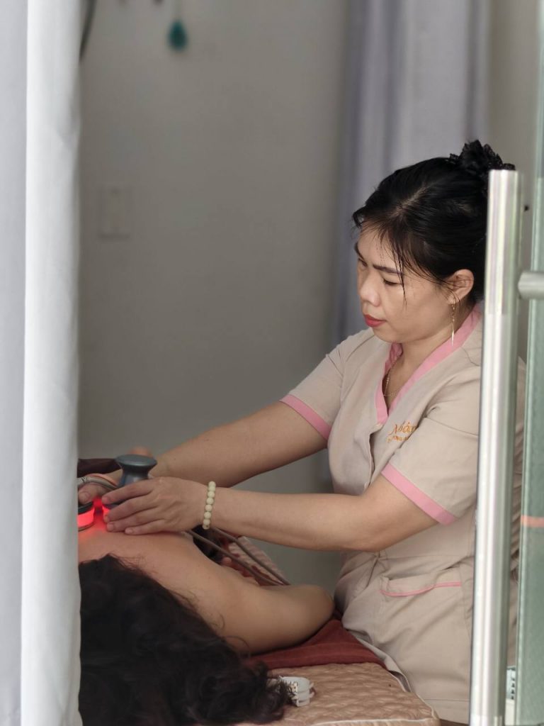 Kỹ thuật viên HG Mộc Bản thực hiện trị liệu chuyên sâu cho khách hàng đau nhức toàn thân