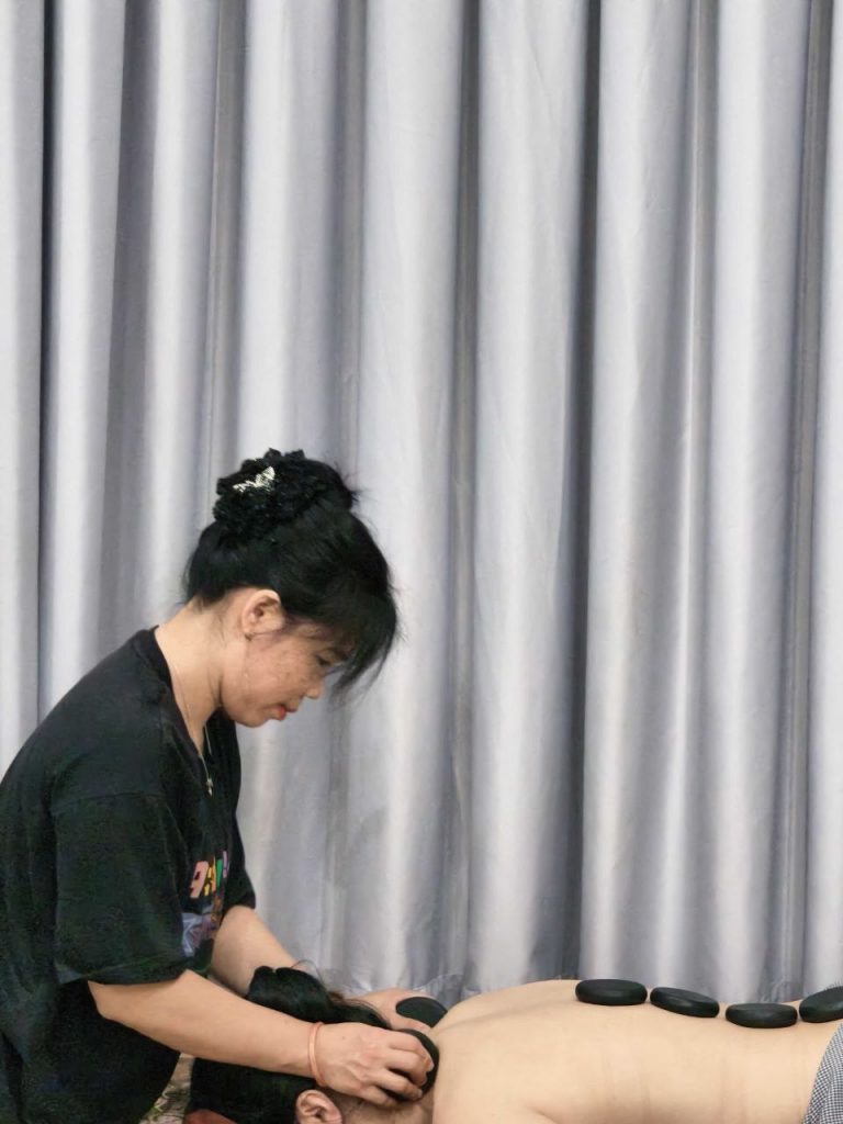 Massage body chườm đá nóng tại HG Mộc Bản